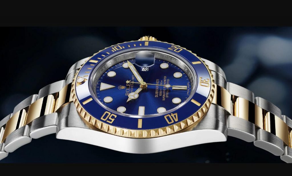 With the combination of blue and gold, this replica Rolex watch shows us a lot of surprise.