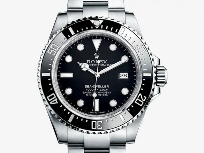 With the contrasting dial design, this replica Rolex shows the visible time display.