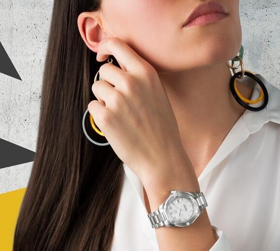 The white mother-of-pearl dial exudes a distinctive and generous style.
