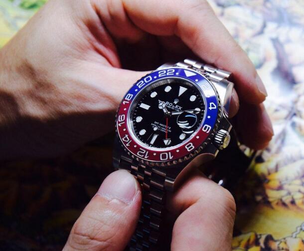 The blue and red ceramic bezel presents the high level of watchmaking craftsmanship and technology of Rolex.