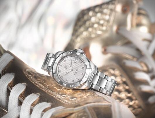 The diamonds set as hour markers add a feminine touch to the model.