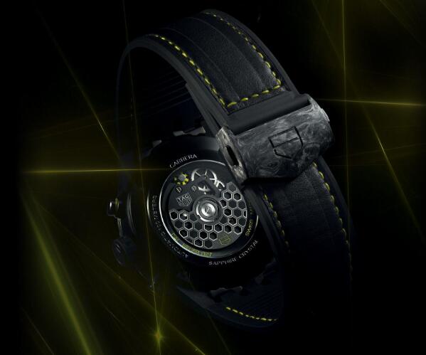 The integrated design of this timepiece is technological and futuristic.