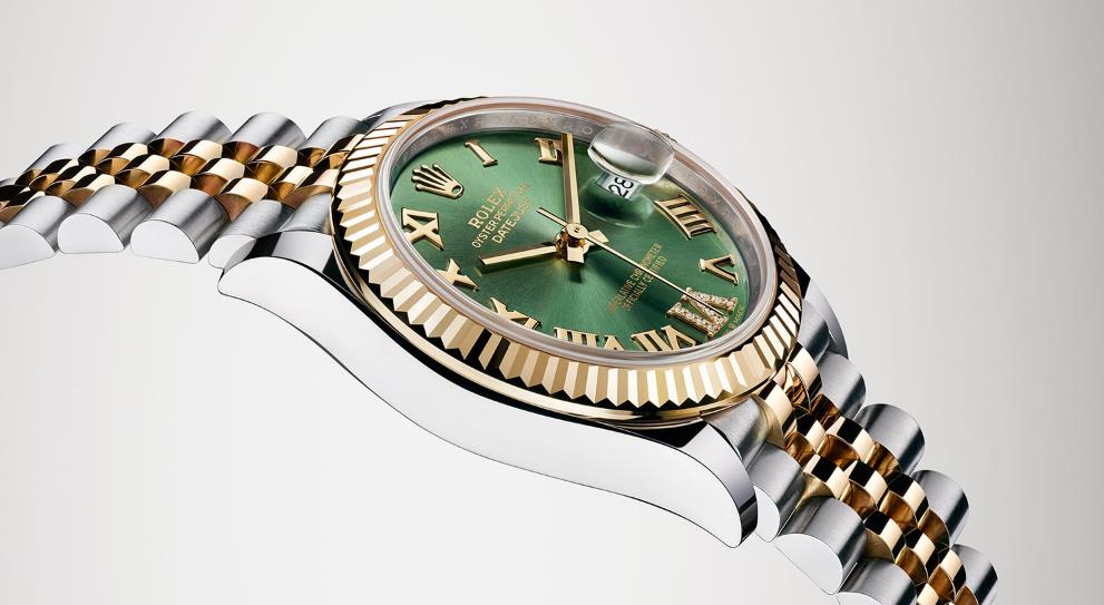 The perfect fake watches have olive green dials.