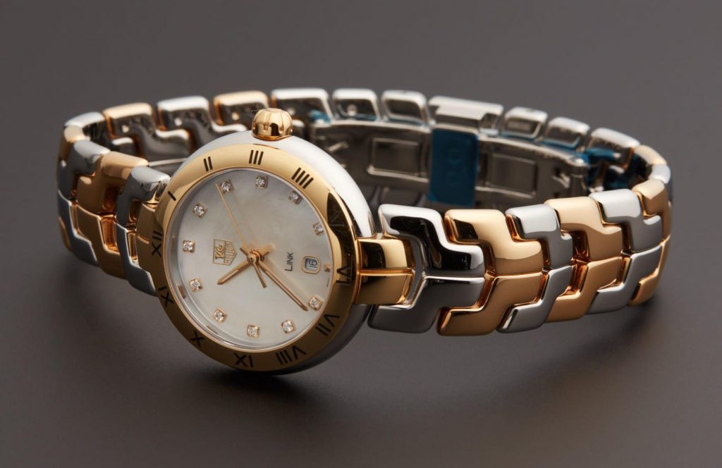 The white dial fake watch is made from stainless steel and 18k gold.